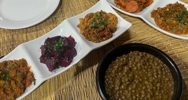 Verschiedene marokkanische Gerichte serviert auf einer geflochtenen Matte.