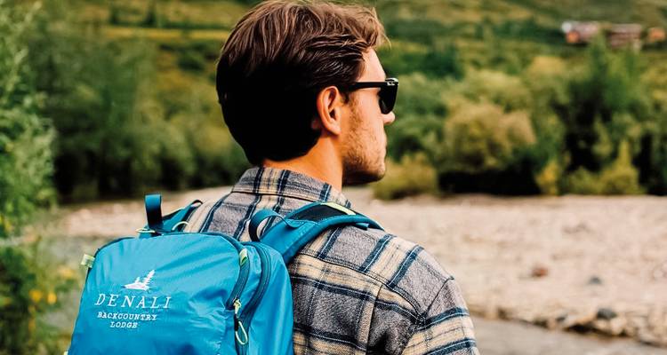 Mann mit einem Rucksack in einer natürlichen Landschaft.