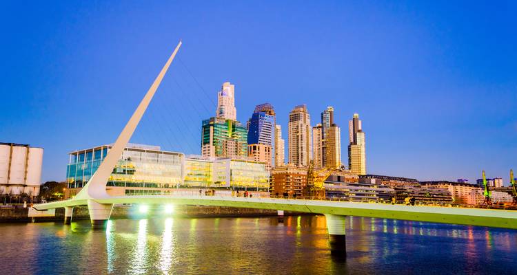 Moderne brug en skyline in Buenos Aires.