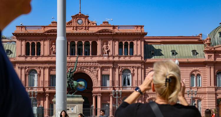 Toeristen die de Casa Rosada bekijken.