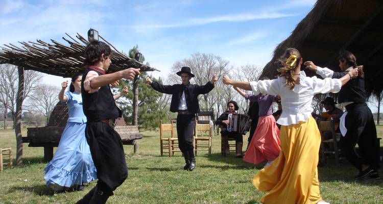Traditionele dansvoorstelling in de openlucht.