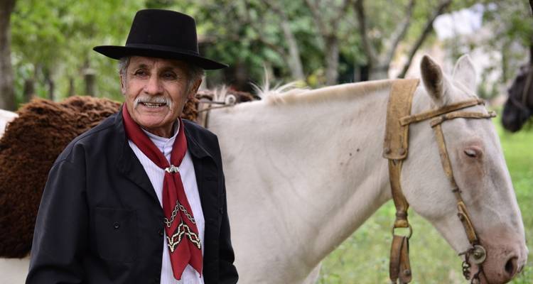 Man met een paard in een landelijk gebied.