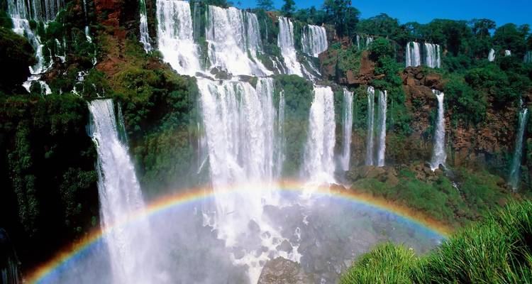 Prachtig uitzicht op de Iguazu-watervallen met een regenboog.