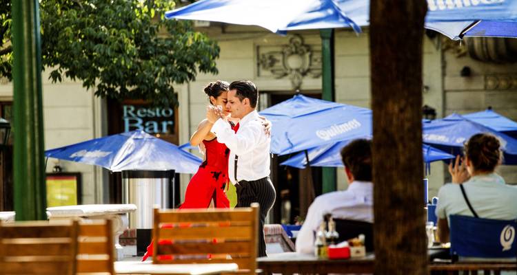 Stel dat tango danst in een buitencafé.