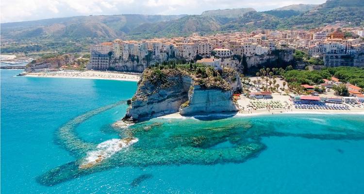 Magnifique ville côtière avec une eau turquoise et des falaises.