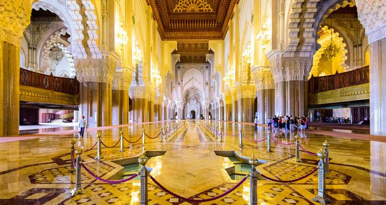 Innenraum der Hassan-II-Moschee in Casablanca mit kunstvollen Verzierungen.