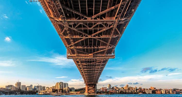 Blick von unterhalb der Sydney Harbour Bridge mit Stadtskyline.