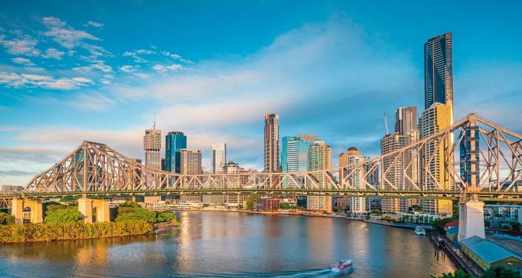 Brisbane Stadtbild mit Story Bridge und Spiegelungen auf dem Fluss.