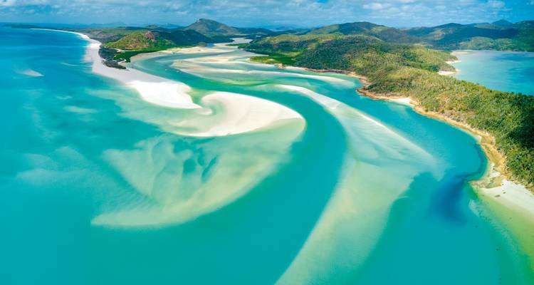 Luftaufnahme der Whitsunday-Inseln mit klarem türkisfarbenem Wasser und weißem Sand.