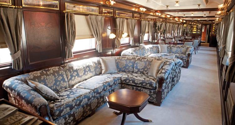Interieur van een luxueuze trein met elegante zitplaatsen