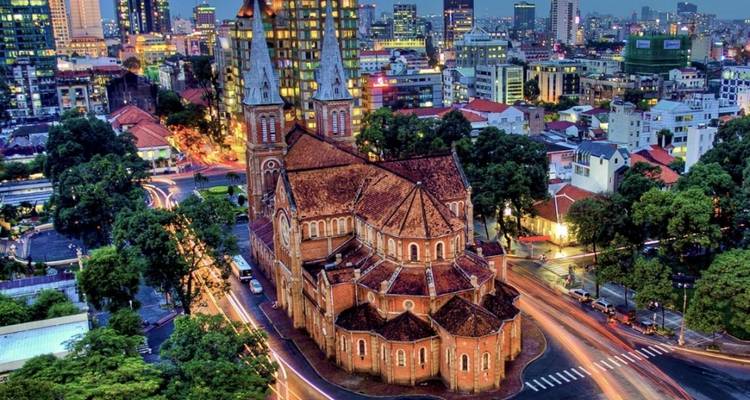 Basilique-cathédrale Notre-Dame à Hô-Chi-Minh-Ville au crépuscule.