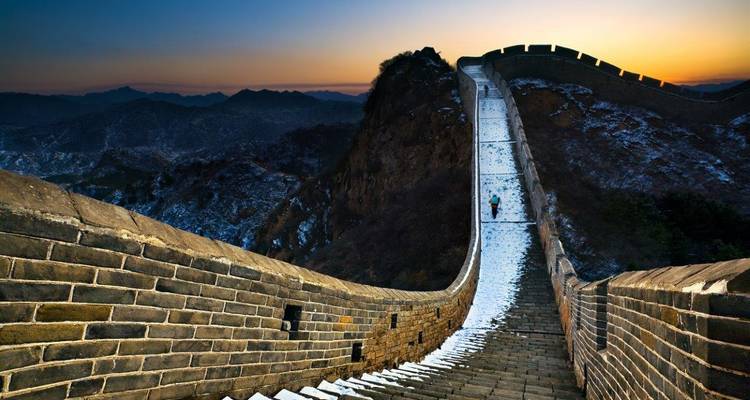 Chinesische Mauer während der goldenen Stunde unter einem Himmel mit Farbverlauf.