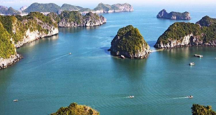Vue panoramique des karsts calcaires dans la baie d'Halong.