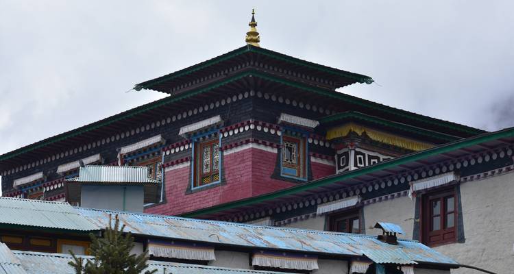 Traditioneel gebouw met kleurrijke details en bewolkte lucht.