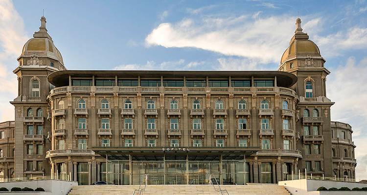 Historisches Hotelgebäude mit markanten Türmen.