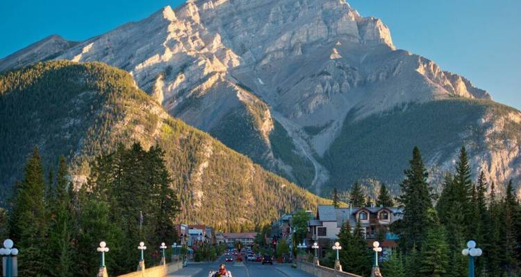 Iconic Canada: Rockies, Rails, and City Lights - Landsby 1