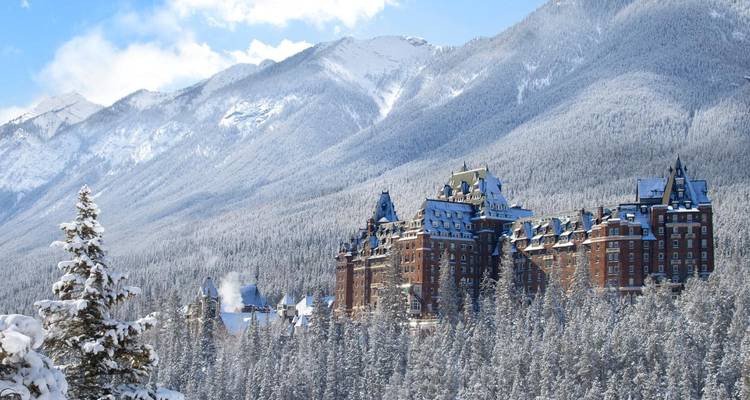 Iconic Canada: Rockies, Rails, and City Lights - Landsby 2