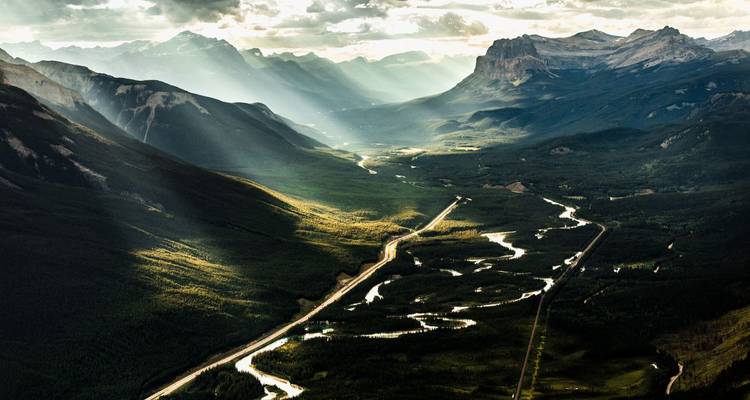 Iconic Canada: Rockies, Rails, and City Lights - Landsby 3