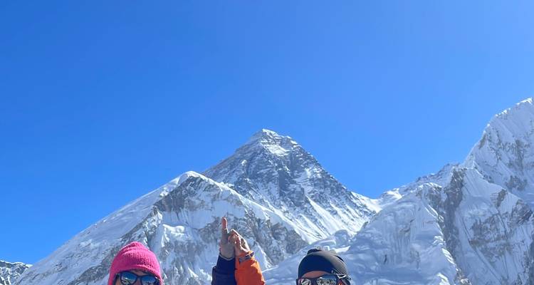 Close-up van twee mensen bij Everest Base Camp.