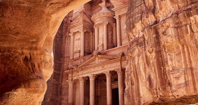 Trésor emblématique sculpté de Pétra dramatiquement révélé à travers les étroites parois rocheuses d'un canyon