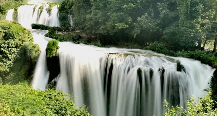 Cascade tombant dans une végétation luxuriante.