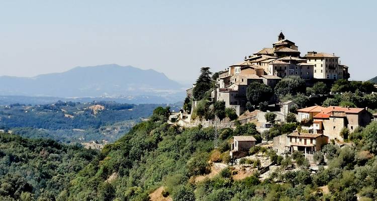Village perché avec des bâtiments surplombant une vallée.