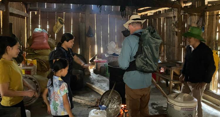 Menschen, die in einer rustikalen Holzstruktur kochen.