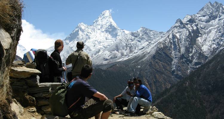 Groep mensen die rust met een bergzicht op de achtergrond.