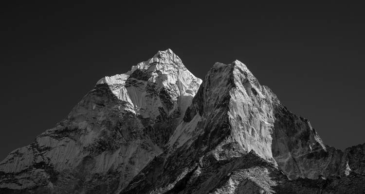 Zwart-wit foto van een ruige berg.