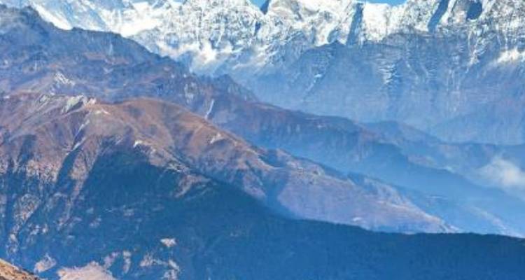 Nahaufnahme von schroffen und schneebedeckten Berggipfeln.