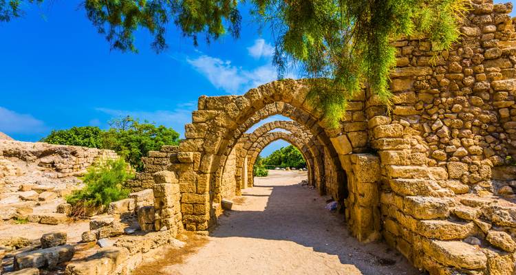 Stenen bogen met bomen eromheen in Caesarea.