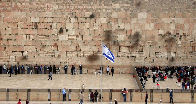 Menschen, die an der Klagemauer beten.