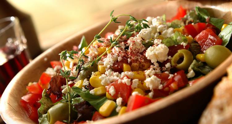 Lebendiger griechischer Salat mit Oliven, Tomaten und Feta-Käse.
