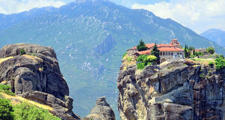 Meteora-Klöster auf Felssäulen inmitten einer Berglandschaft.