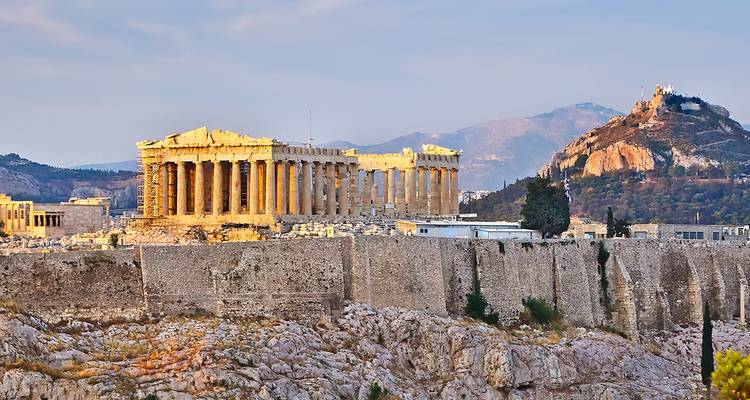 Akropolis von Athen mit dem Parthenon auf einem Hügel.
