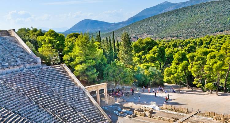 Amphitheater umgeben von Grün und Hügeln.