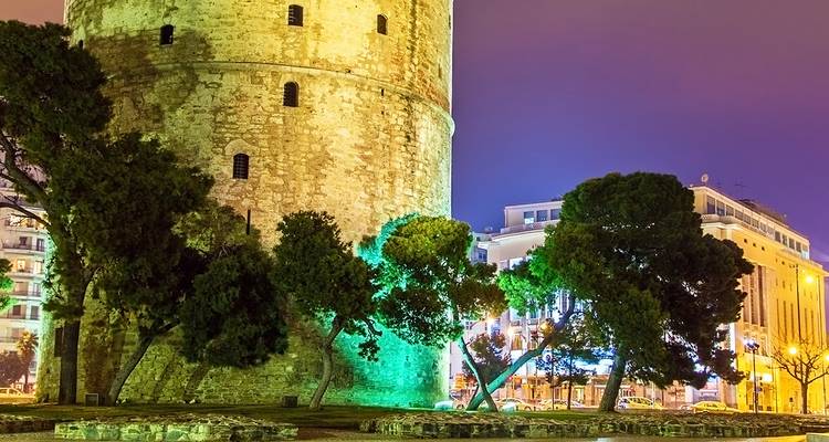 Der Weiße Turm bei Nacht beleuchtet in Thessaloniki.