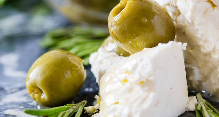 Griechische Oliven und Feta-Käse mit Kräutern.