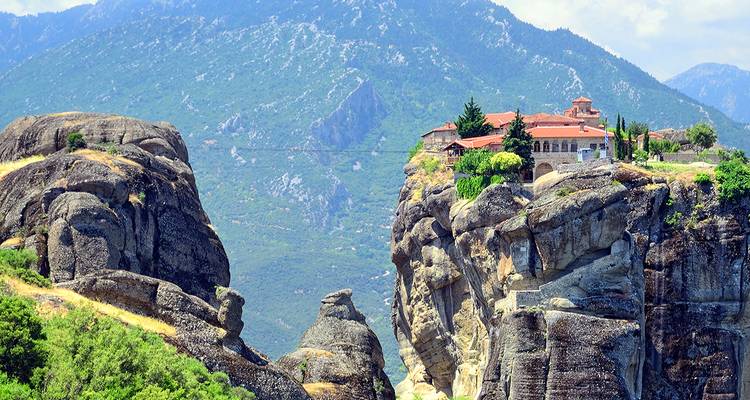 Meteora-Klöster auf Felssäulen inmitten einer Berglandschaft.