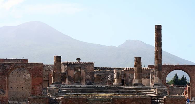 Antike Ruinen mit Bergkulisse in der Ferne.