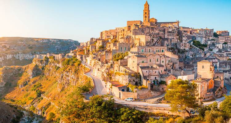 Hügelkuppen-Stadtlandschaft mit gewundenen Straßen und historischer Architektur.