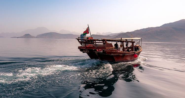 Traditionelles Boot in ruhigen Gewässern.