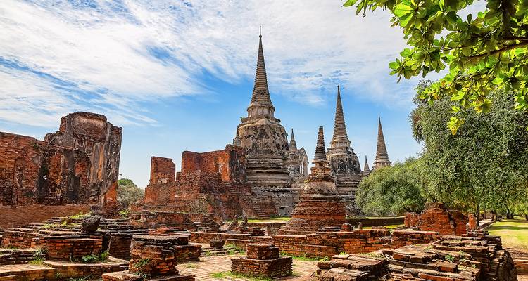 Antike Ruinen und Pagoden mit Bäumen und klarem Himmel