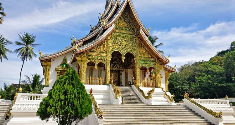 Prunkvoller Tempel mit goldenen Details und grüner Umgebung