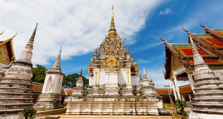 Temple magnifiquement décoré avec des flèches dorées et un ciel bleu.