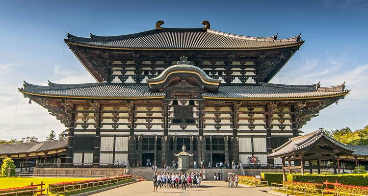 Großer traditioneller Tempel in Japan mit Touristen, die sich am Eingang versammelt haben.