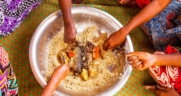 Menschen, die eine traditionelle Mahlzeit mit den Händen teilen.