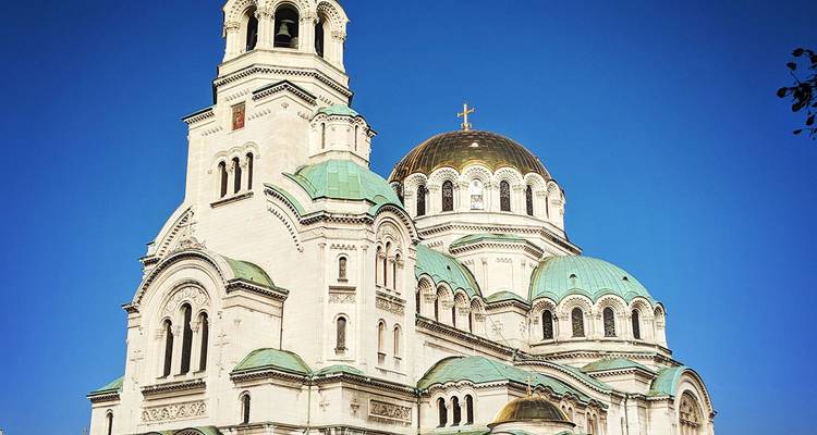 La magnifique cathédrale Alexandre-Nevski se détachant sur un ciel bleu.