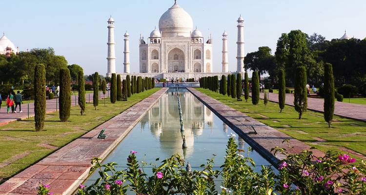 Le Taj Mahal avec jardins et bassin de réflexion à Agra.