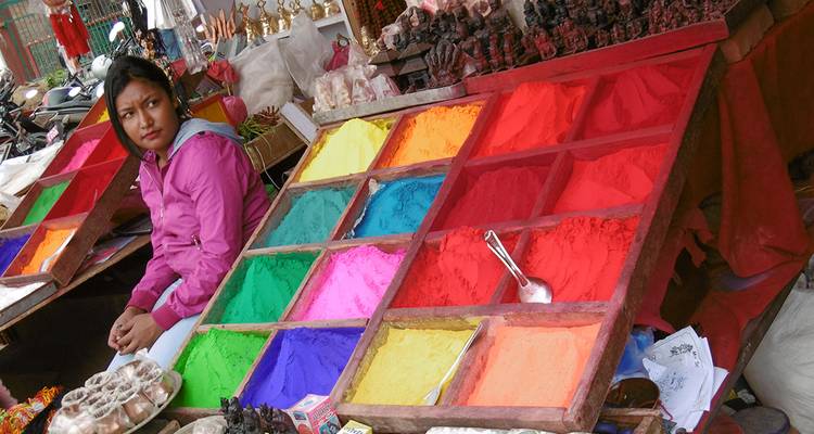 Marktstand mit bunten Farbpulvern.